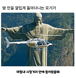 방 안을..